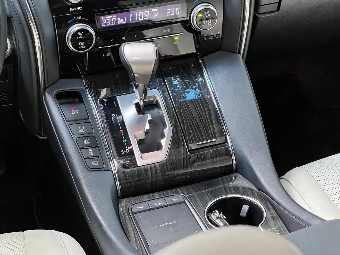 Lexus LM 2020 300h Four-Seat Executive Edition — миниатюра 18