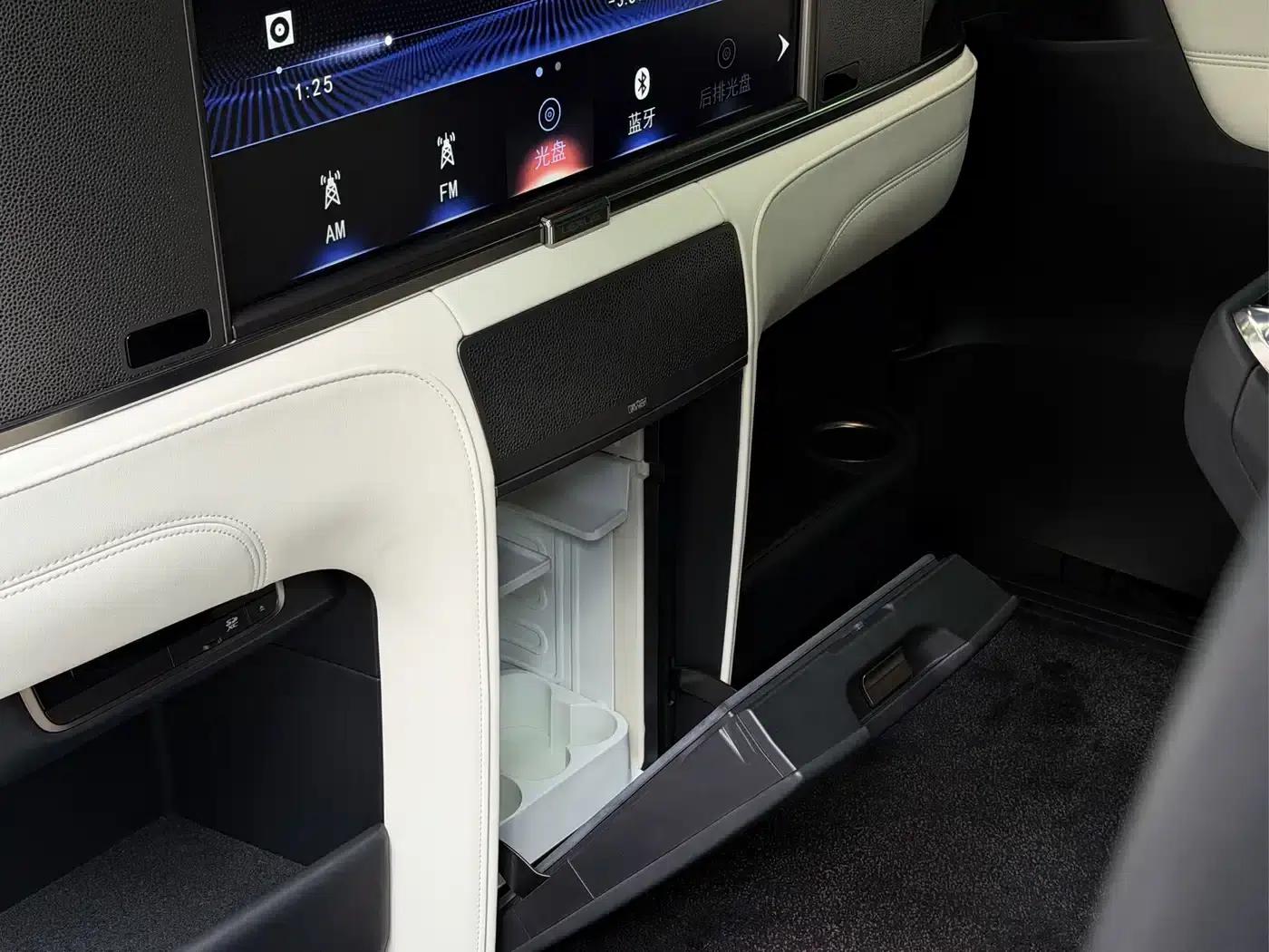 Lexus LM 2020 300h Four-Seat Executive Edition — миниатюра 22