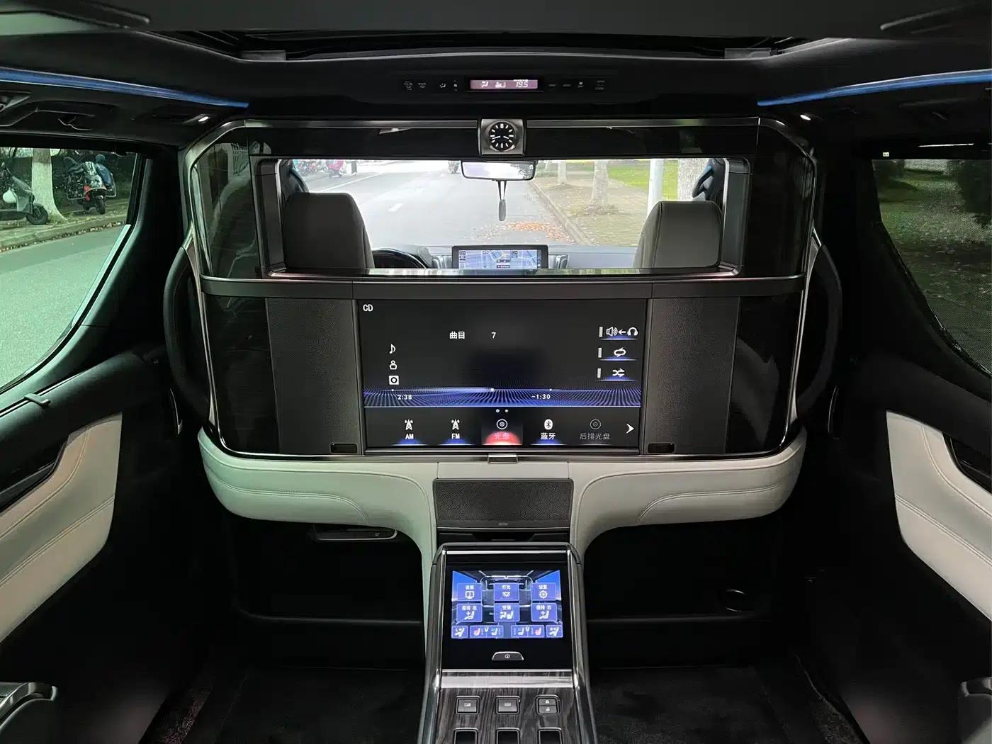 Lexus LM 2020 300h Four-Seat Executive Edition — миниатюра 24