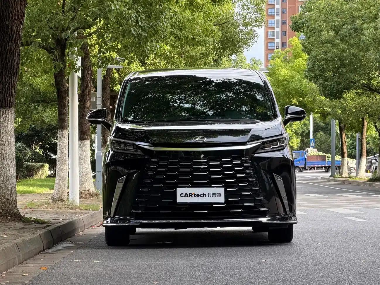 Lexus LM 2023 500h Six-Seat Premium Edition — миниатюра 2