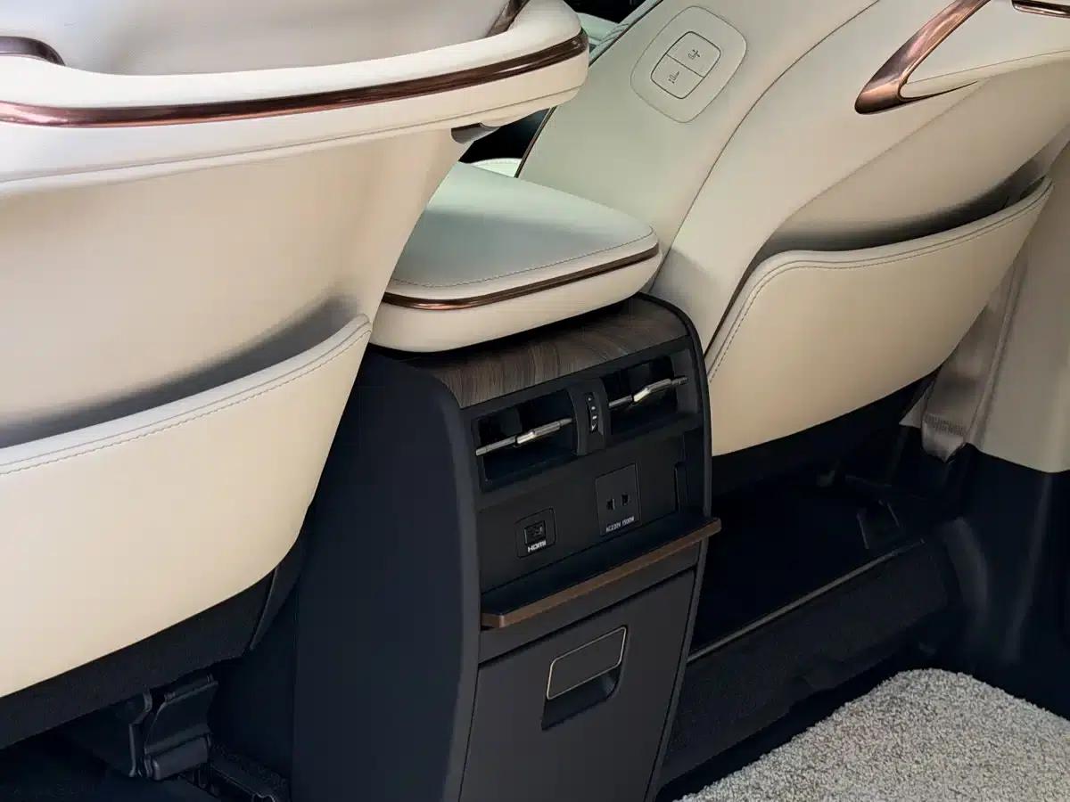 Lexus LM 2023 500h Six-Seat Premium Edition — миниатюра 23