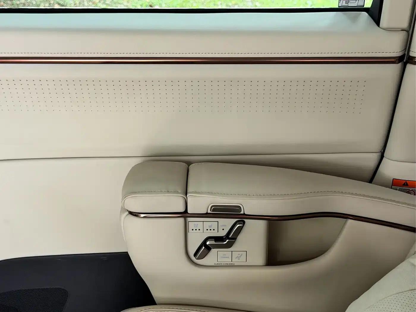 Lexus LM 2023 500h Six-Seat Premium Edition — миниатюра 24