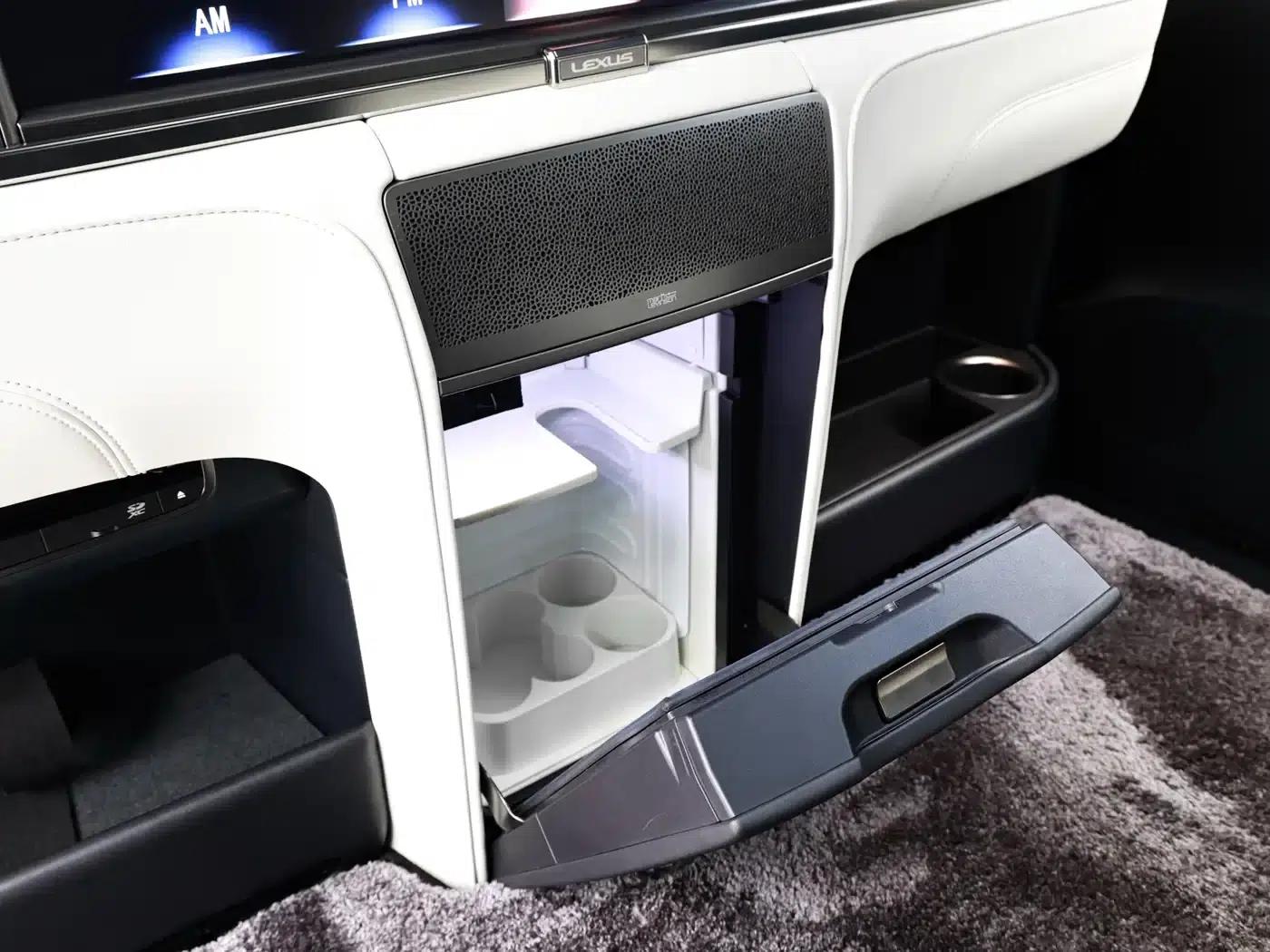 Lexus LM 2020 300h Four-Seat Executive Edition — миниатюра 16