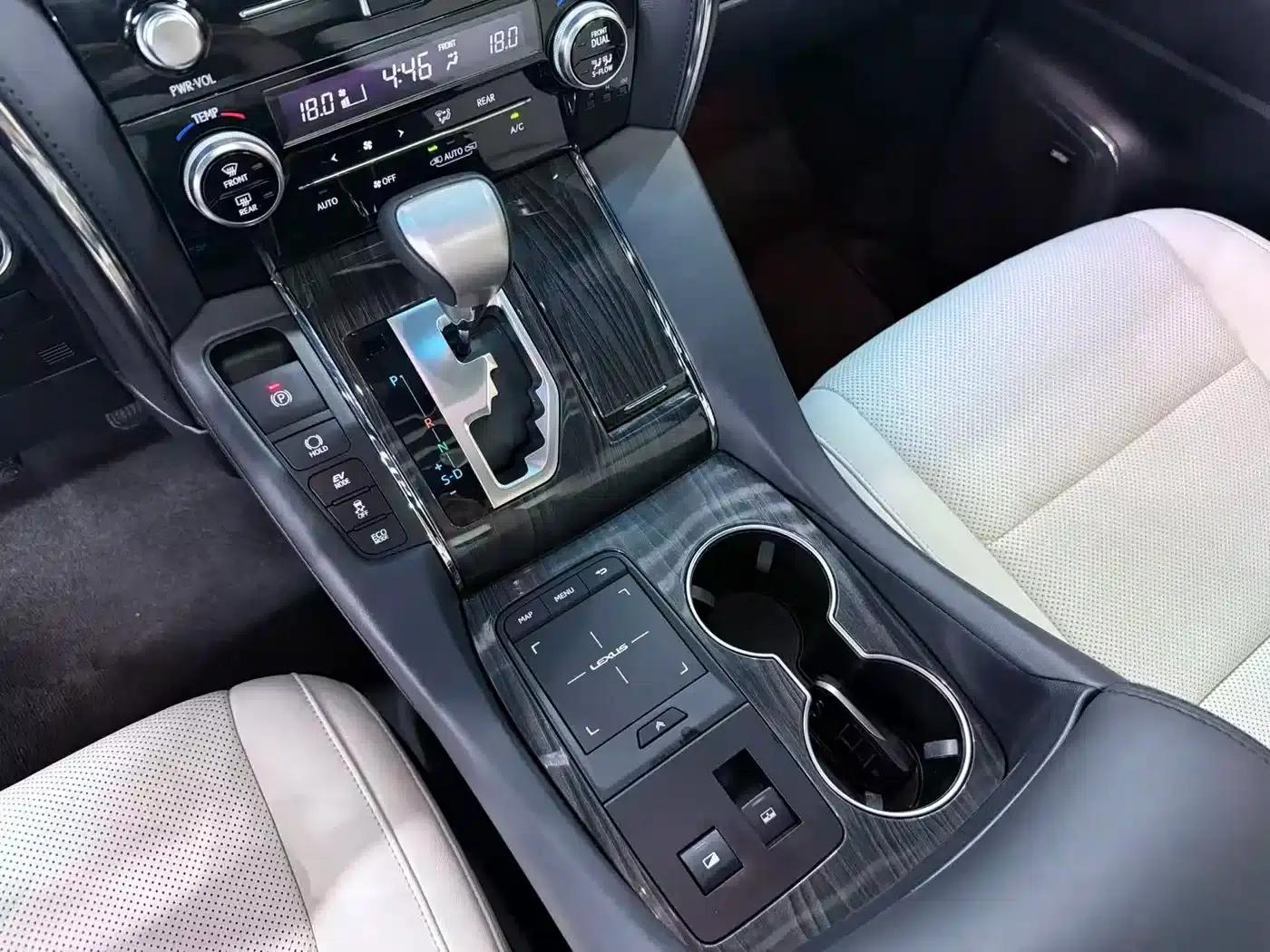 Lexus LM 2020 300h Four-Seat Executive Edition — миниатюра 22