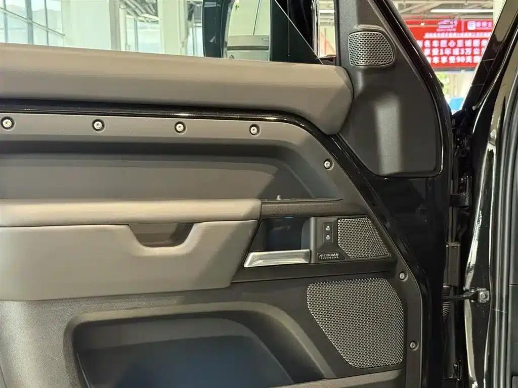2024 Land Rover Defender 110 5.0T V8 — миниатюра 22