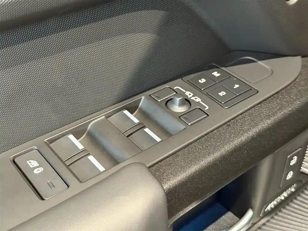 2024 Land Rover Defender 110 5.0T V8 — миниатюра 23