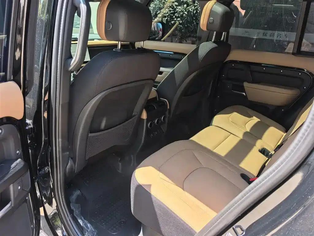 2025 Land Rover Defender 110 3.0T P400 Dark Edition — миниатюра 5