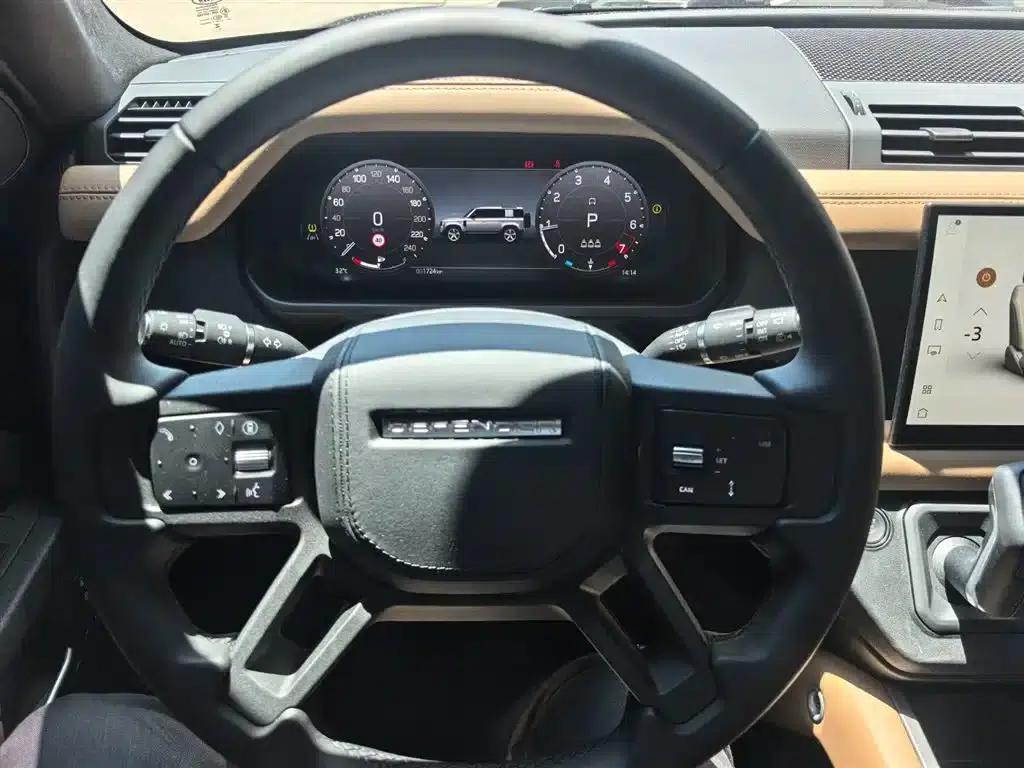 2025 Land Rover Defender 110 3.0T P400 Dark Edition — миниатюра 9