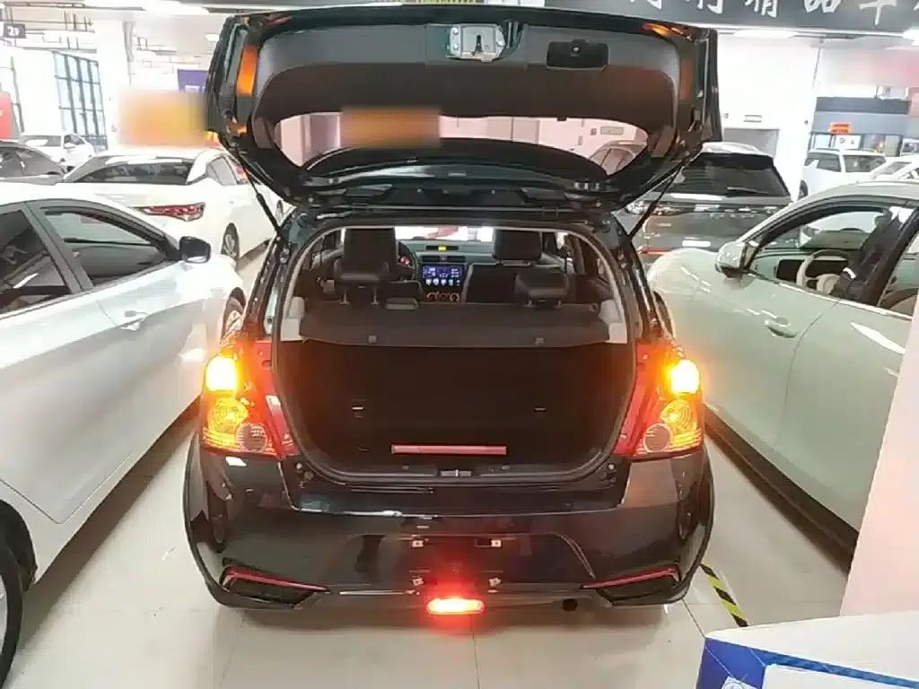 2016 Swift 1.5L Automatic Fashion Cool Play Edition — миниатюра 19