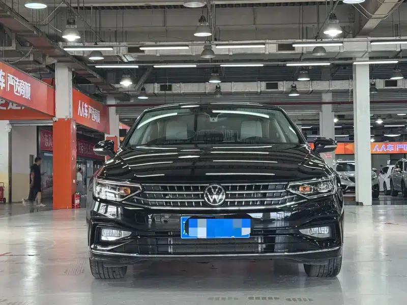 2024 Volkswagen Magotan 330TSI DSG Luxury Edition (2 Million Units Limited Edition) — миниатюра 2