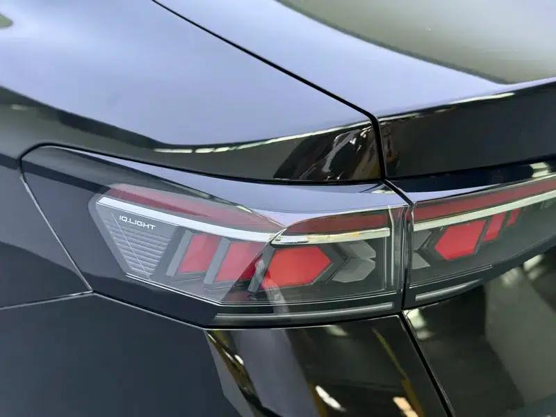 The 2024 Volkswagen Passat 300TSI Premium Edition is eye-catching. — миниатюра 13