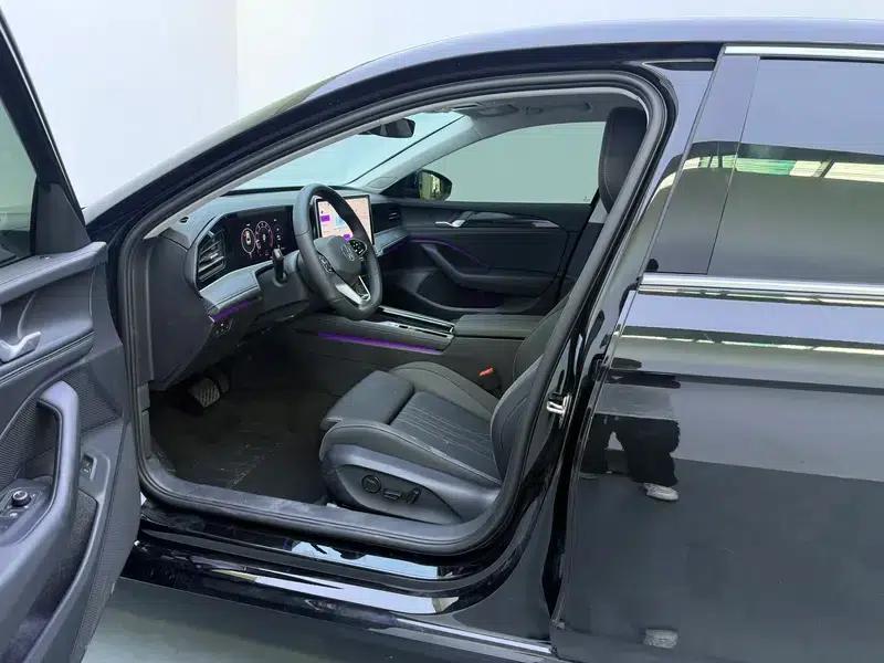 The 2024 Volkswagen Passat 300TSI Premium Edition is eye-catching. — миниатюра 17