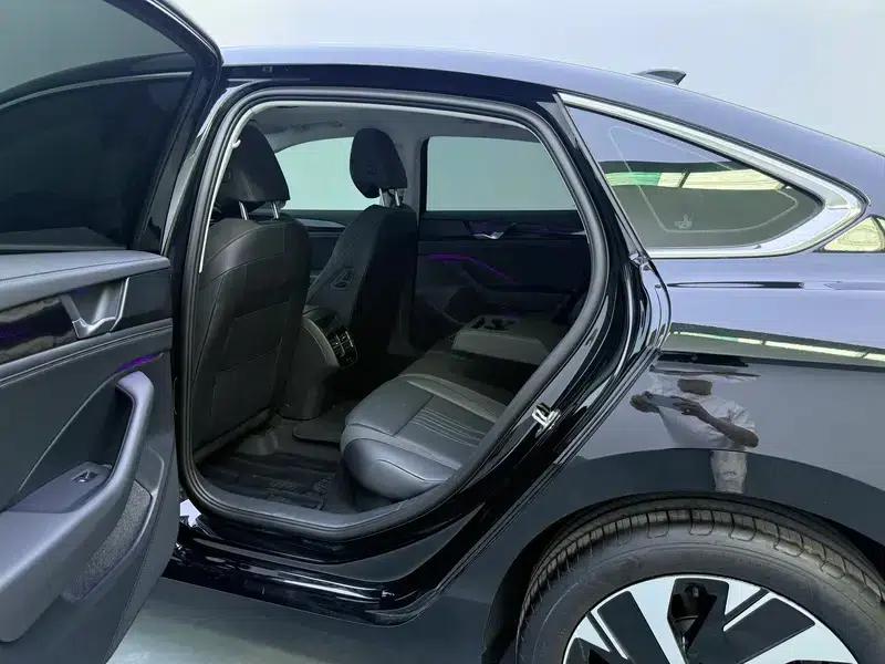 The 2024 Volkswagen Passat 300TSI Premium Edition is eye-catching. — миниатюра 18