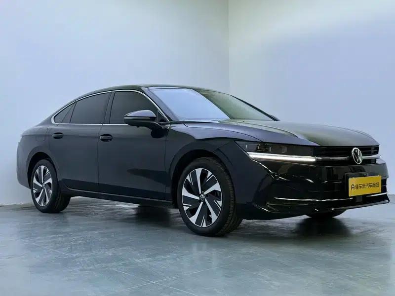 The 2024 Volkswagen Passat 300TSI Premium Edition is eye-catching. — миниатюра 3