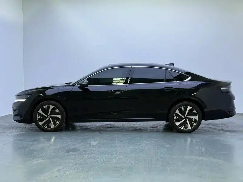 The 2024 Volkswagen Passat 300TSI Premium Edition is eye-catching. — миниатюра 4
