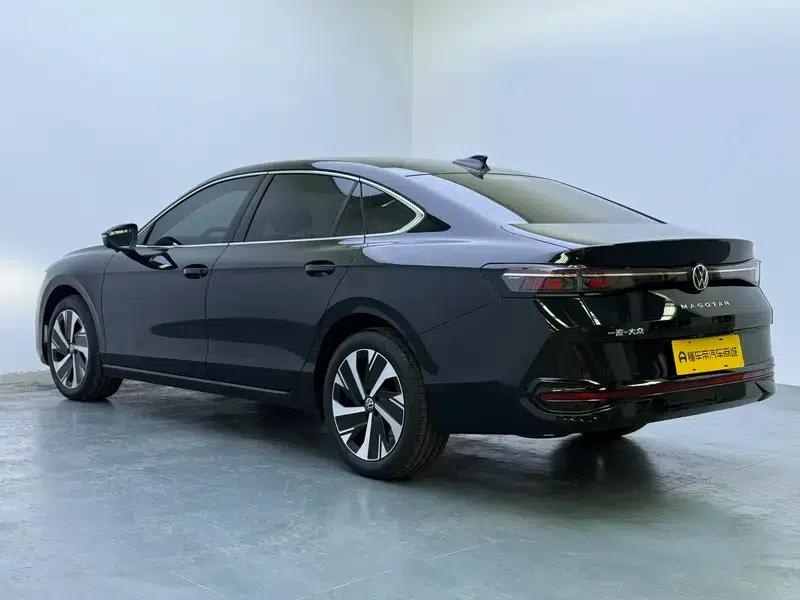 The 2024 Volkswagen Passat 300TSI Premium Edition is eye-catching. — миниатюра 5