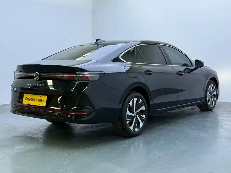 The 2024 Volkswagen Passat 300TSI Premium Edition is eye-catching. — миниатюра 7