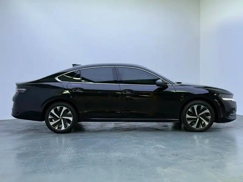 The 2024 Volkswagen Passat 300TSI Premium Edition is eye-catching. — миниатюра 8
