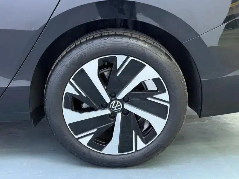 The 2024 Volkswagen Passat 300TSI Premium Edition is eye-catching. — миниатюра 9