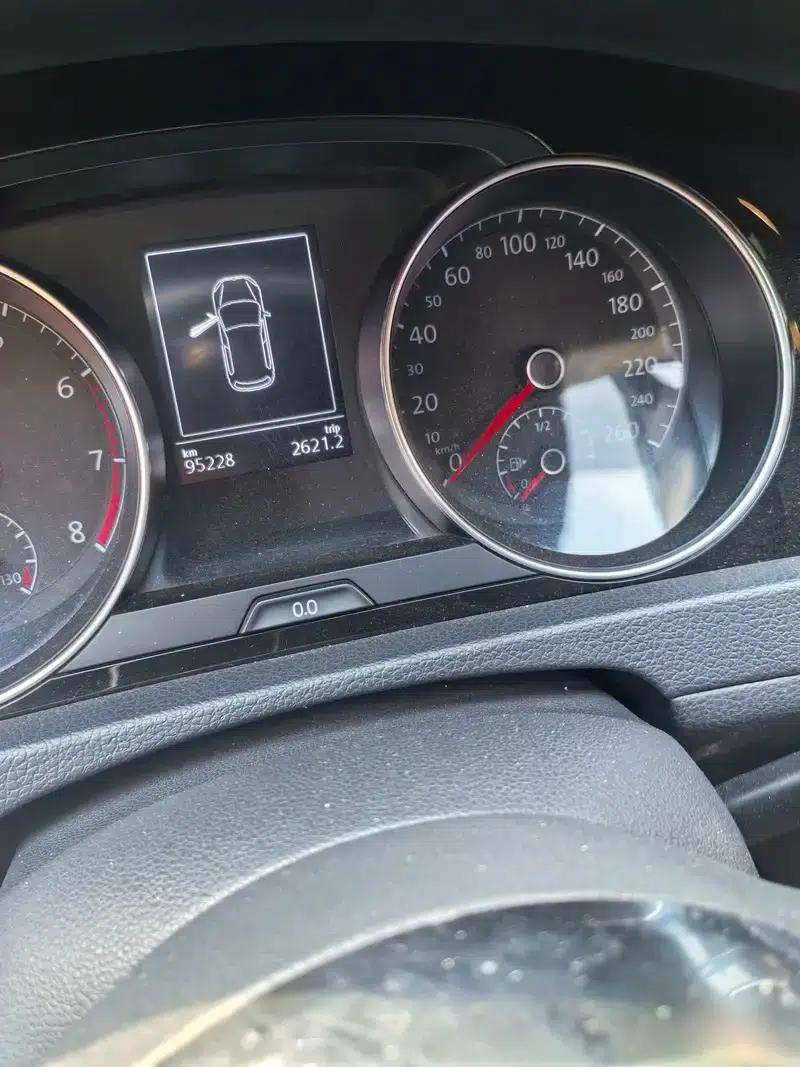 2017 Golf 280TSI Automatic R-Line Millionth Unit Edition — миниатюра 4