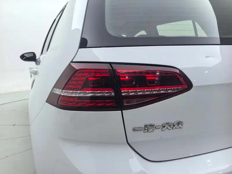 2017 Golf 230TSI Automatic Luxury Millionth Edition — миниатюра 13