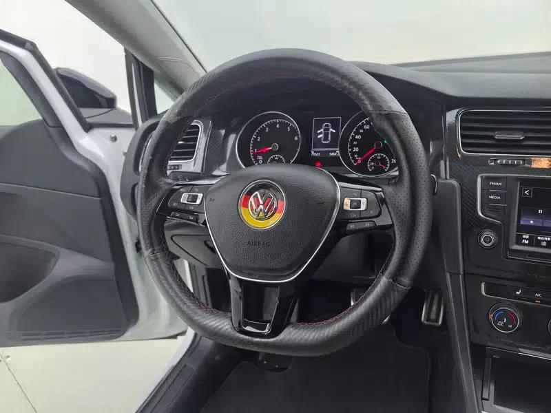 2017 Golf 230TSI Automatic Luxury Millionth Edition — миниатюра 17