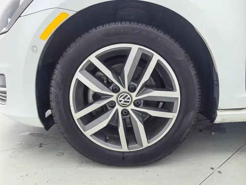 2017 Golf 230TSI Automatic Luxury Millionth Edition — миниатюра 9