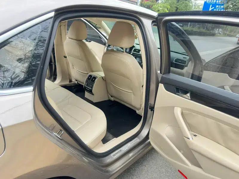 2011 Volkswagen Passat 1.4TSI Manual Deluxe Edition — миниатюра 13
