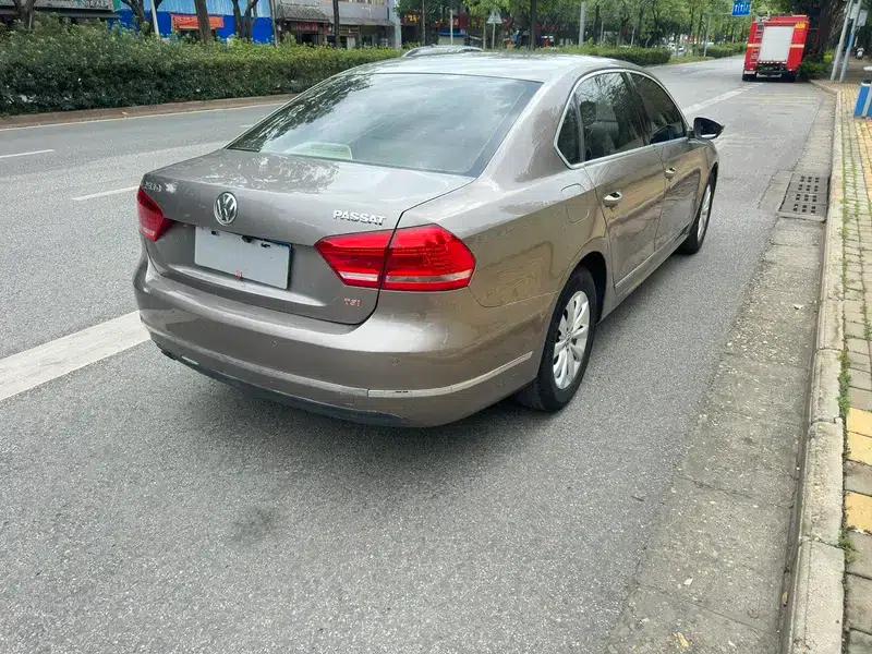 2011 Volkswagen Passat 1.4TSI Manual Deluxe Edition — миниатюра 6
