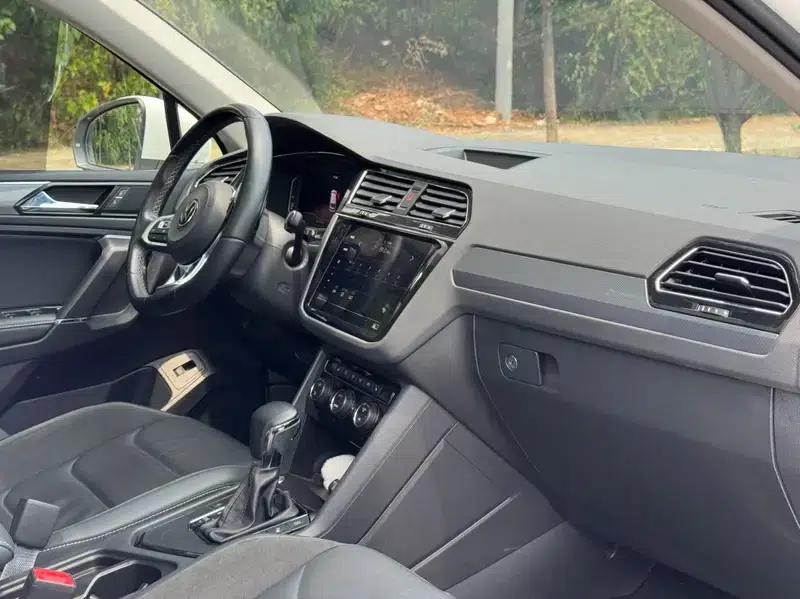 Tiguan L 2021 330TSI Automatic 2WD R-Line Premium Edition — миниатюра 9
