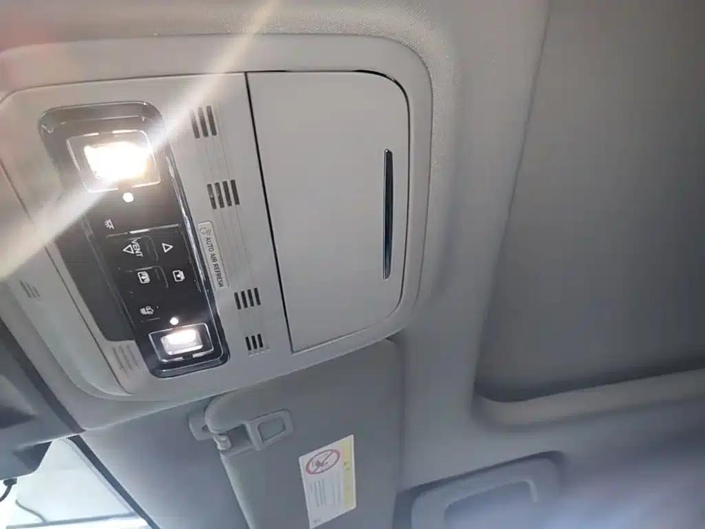 2022 Toyota Adventurer Facelift 2.0T 2WD Premium Edition — миниатюра 18