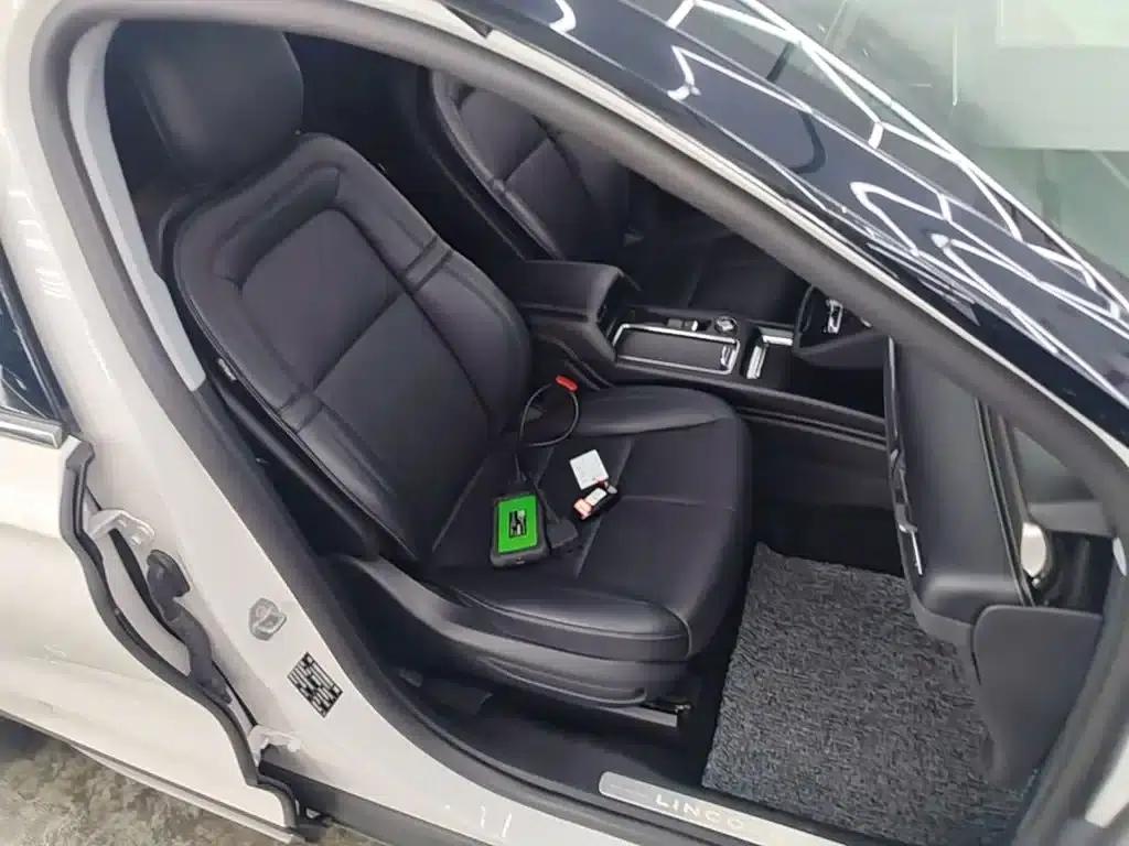 2022 Toyota Adventurer Facelift 2.0T 2WD Premium Edition — миниатюра 25
