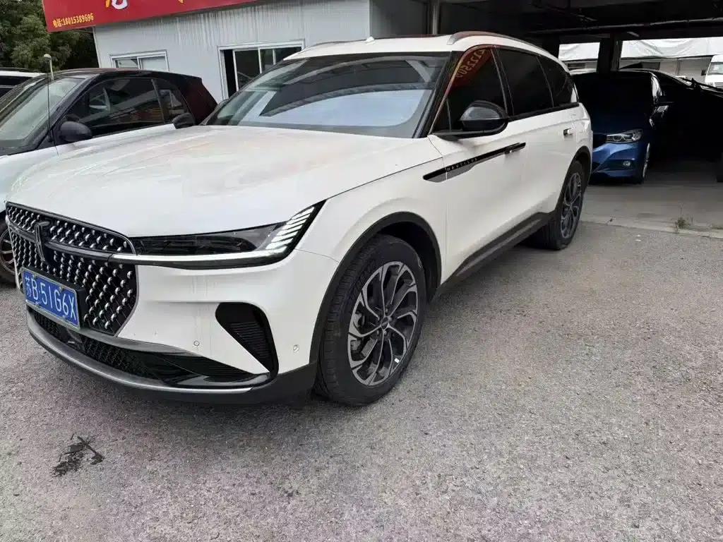 Navigator 2023 2.0T AWD Premium Edition — миниатюра 1
