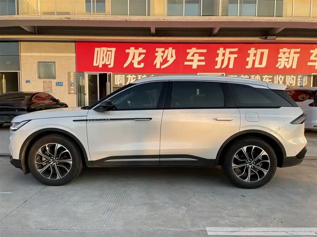 Navigator 2023 2.0T AWD Premium Edition — миниатюра 9