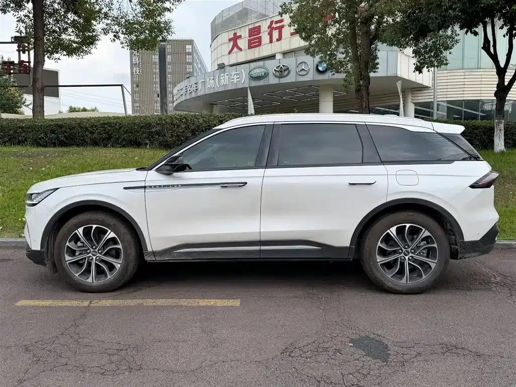 Navigator 2023 2.0T AWD Premium Edition — миниатюра 3