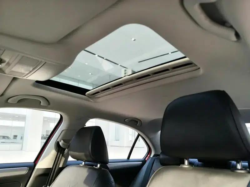 2012 Volkswagen Sagitar 1.6L Automatic Comfort Model — миниатюра 9