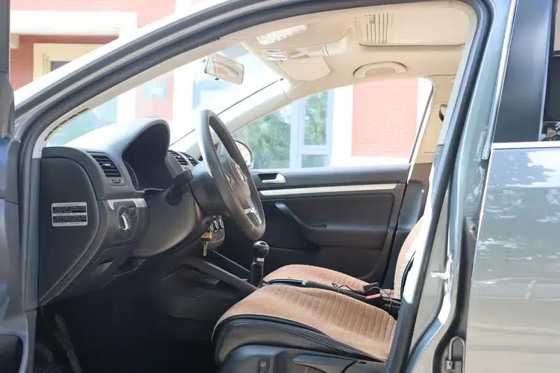 2009 Volkswagen Sagitar 1.6L Manual Comfort Model — миниатюра 8