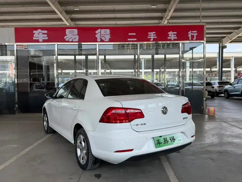 2014 Volkswagen Bora 1.6L Manual Comfort Model — миниатюра 4