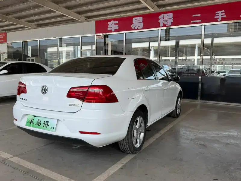 2014 Volkswagen Bora 1.6L Manual Comfort Model — миниатюра 6