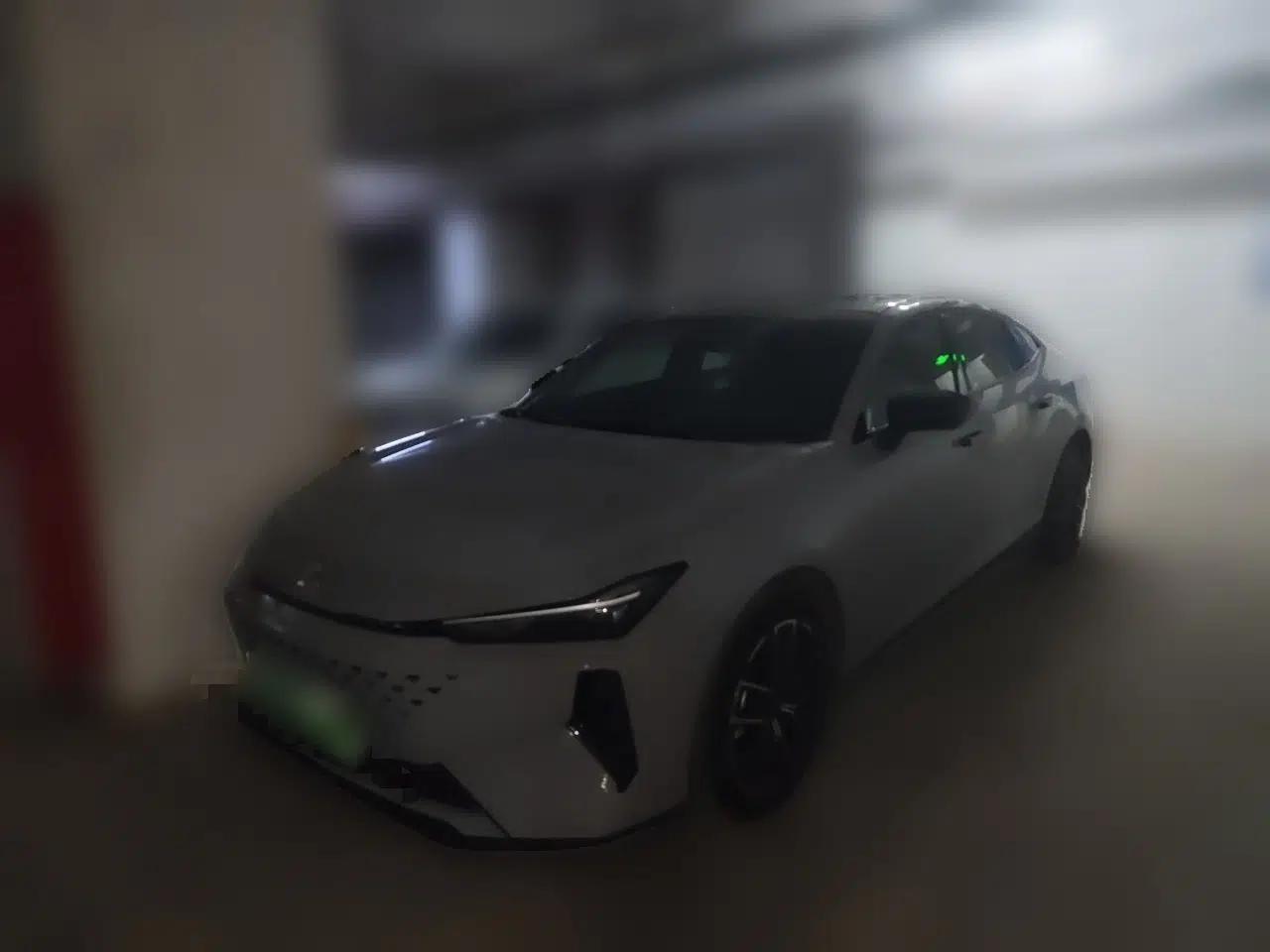 CHANGAN NEVO A06 2023‑model-year Changan Qiyuan A06 plug-in hybrid, 1.5-liter engine with 78 kW of power and a drive motor delivering 158 kW. — миниатюра 1
