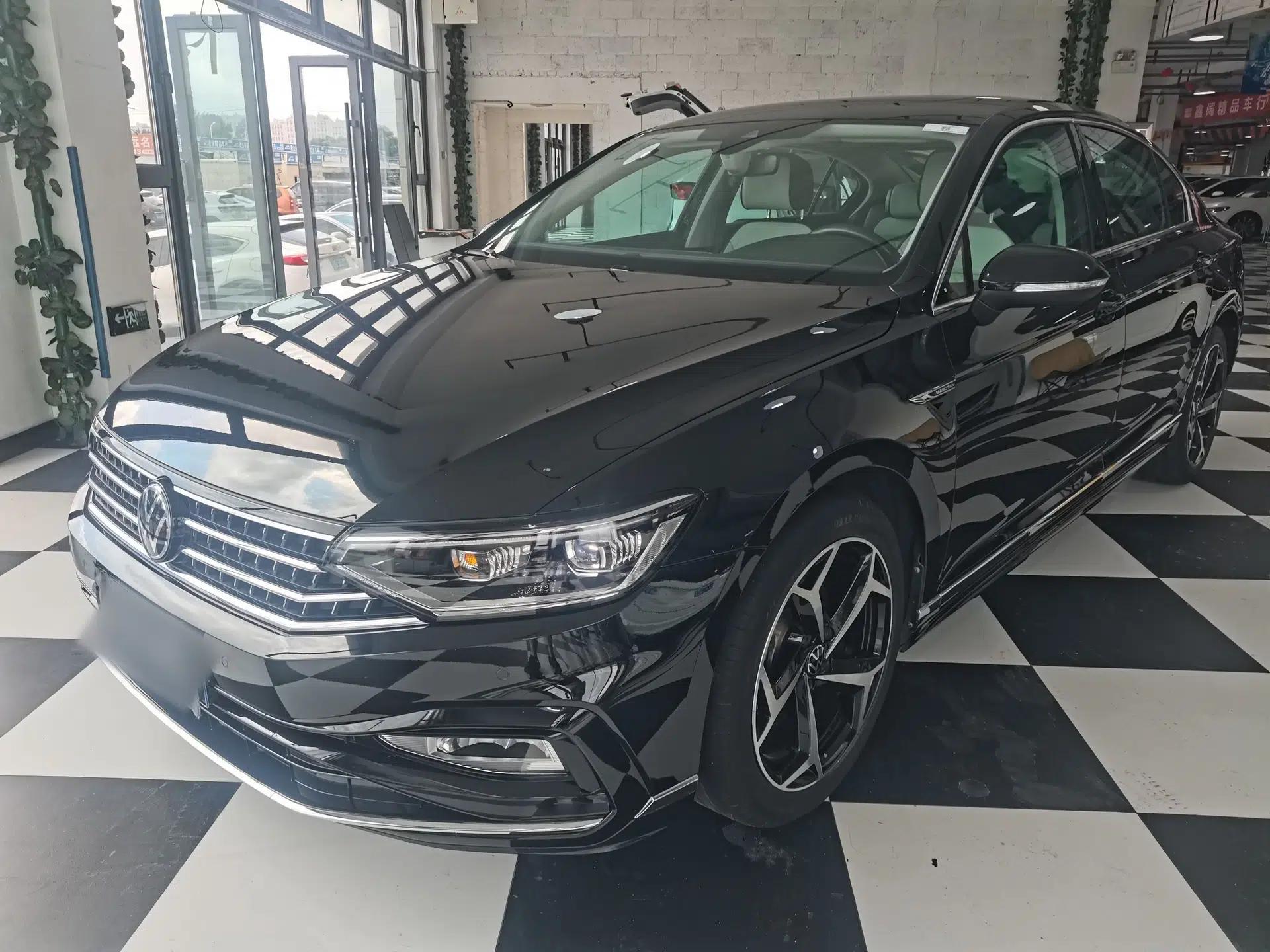 Volkswagen Magotan 2023 2 Million Units Commemorative Edition 330TSI DSG Luxury Version — миниатюра 1