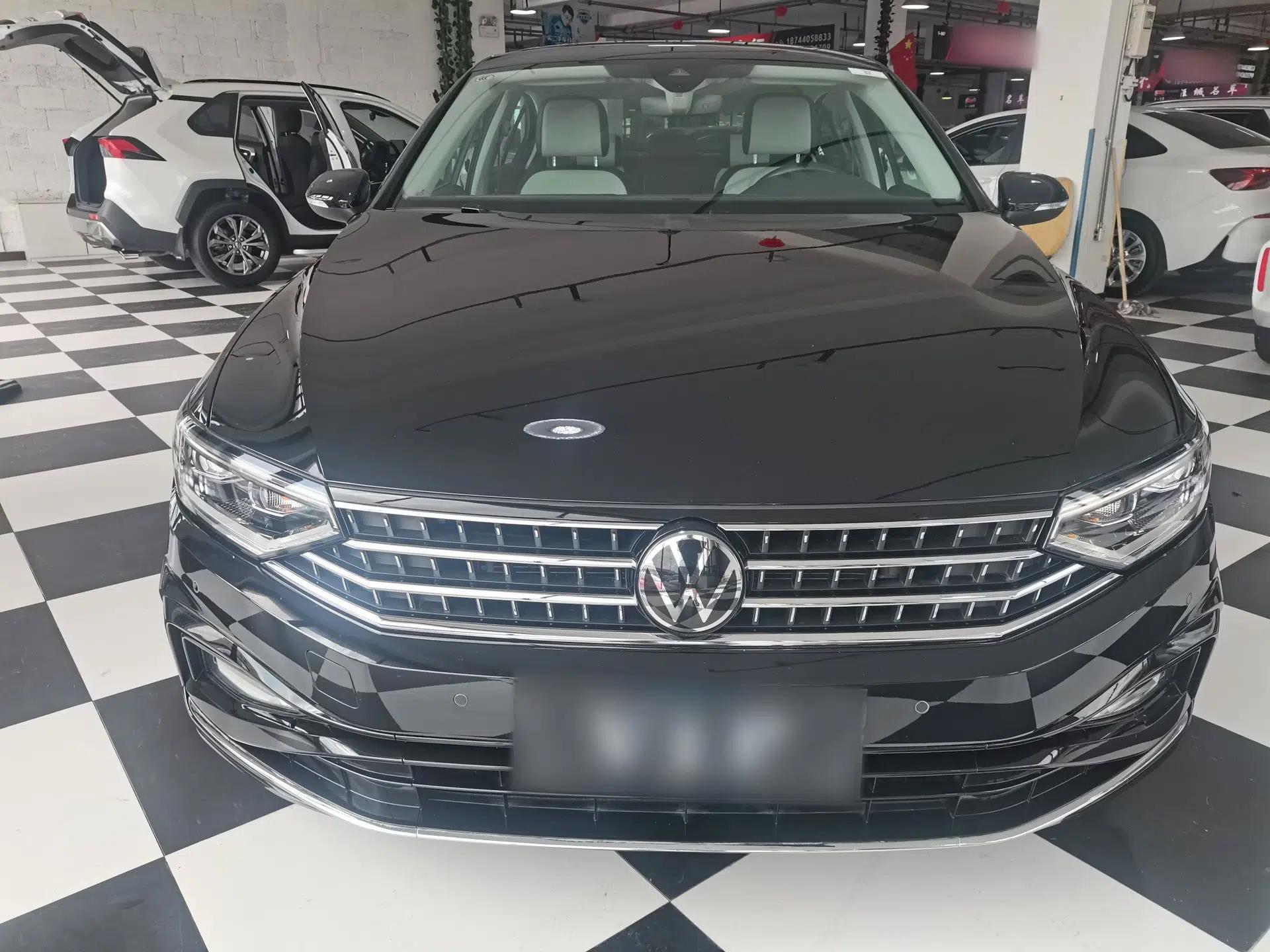 Volkswagen Magotan 2023 2 Million Units Commemorative Edition 330TSI DSG Luxury Version — миниатюра 2