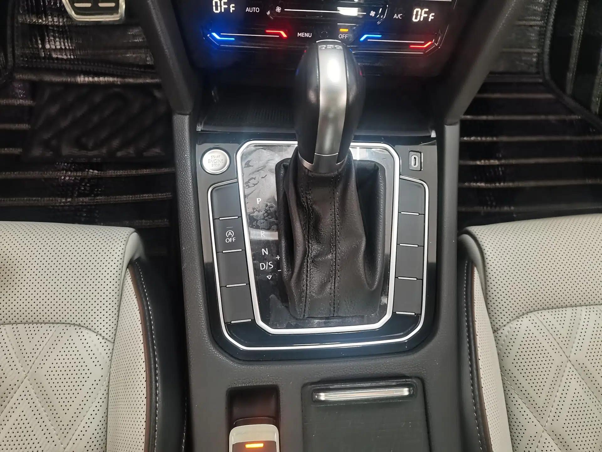 Volkswagen Magotan 2023 2 Million Units Commemorative Edition 330TSI DSG Luxury Version — миниатюра 11