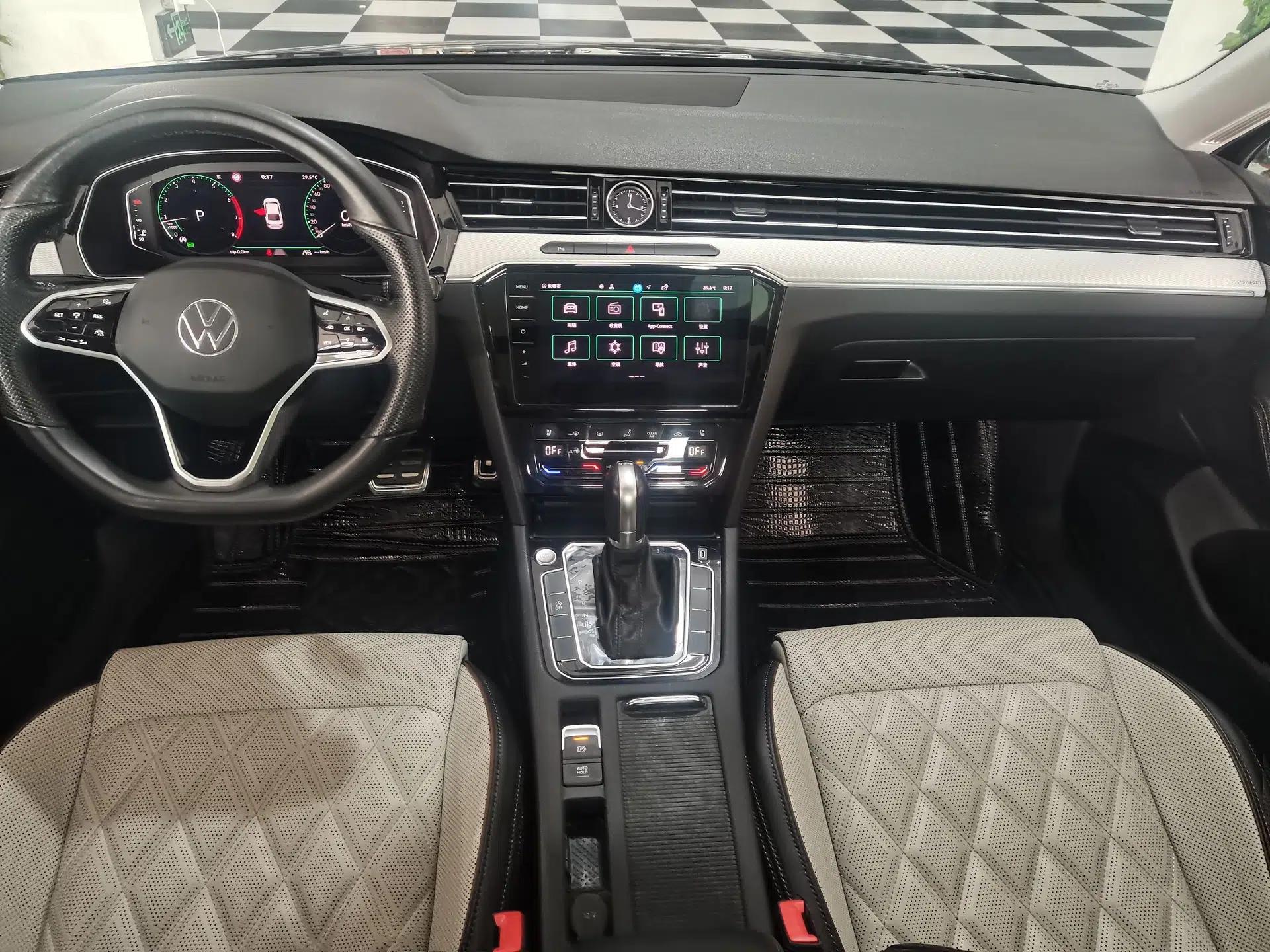 Volkswagen Magotan 2023 2 Million Units Commemorative Edition 330TSI DSG Luxury Version — миниатюра 15