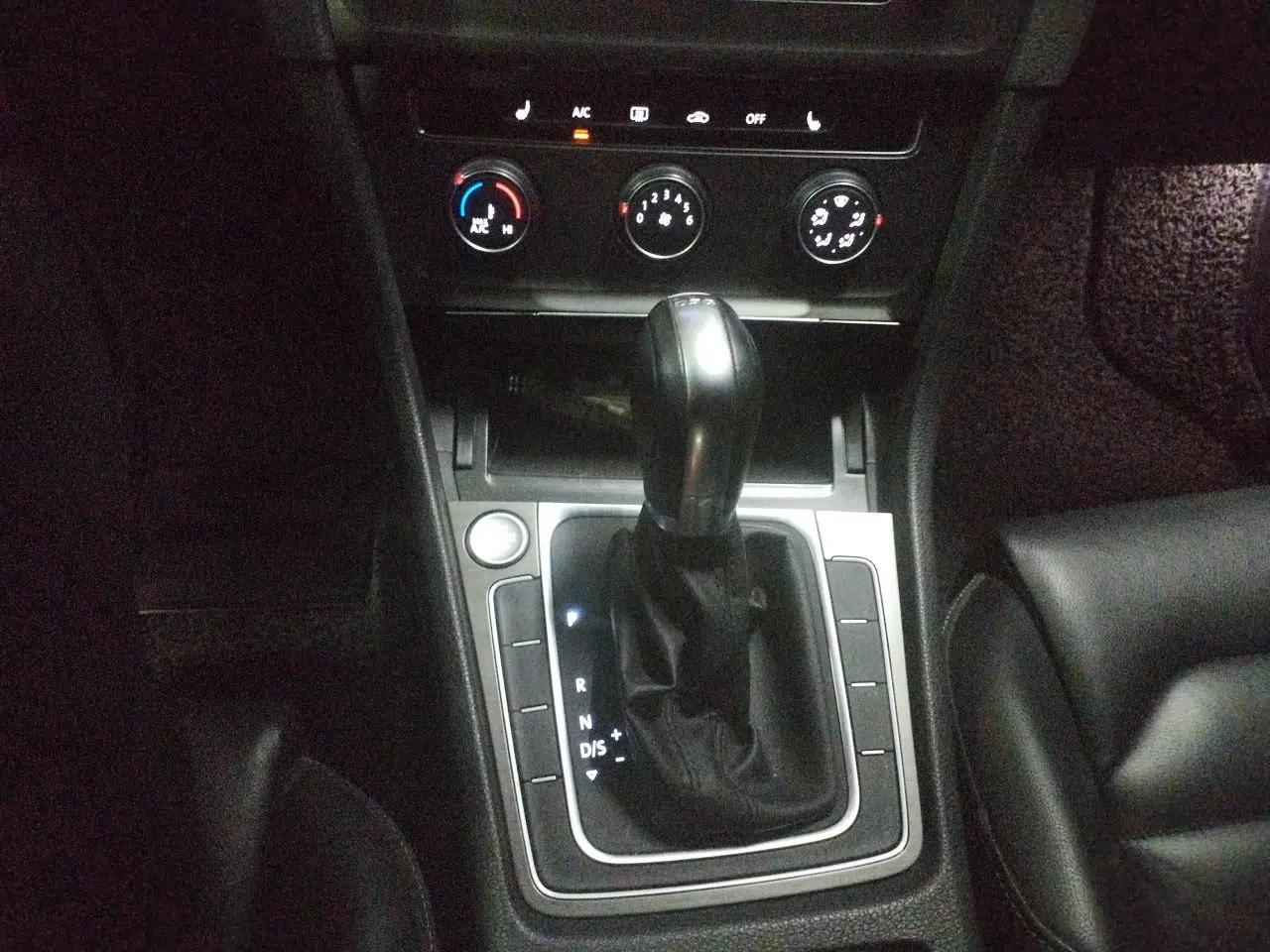 Volkswagen Golf 2016 230TSI Automatic Luxury Version — миниатюра 14