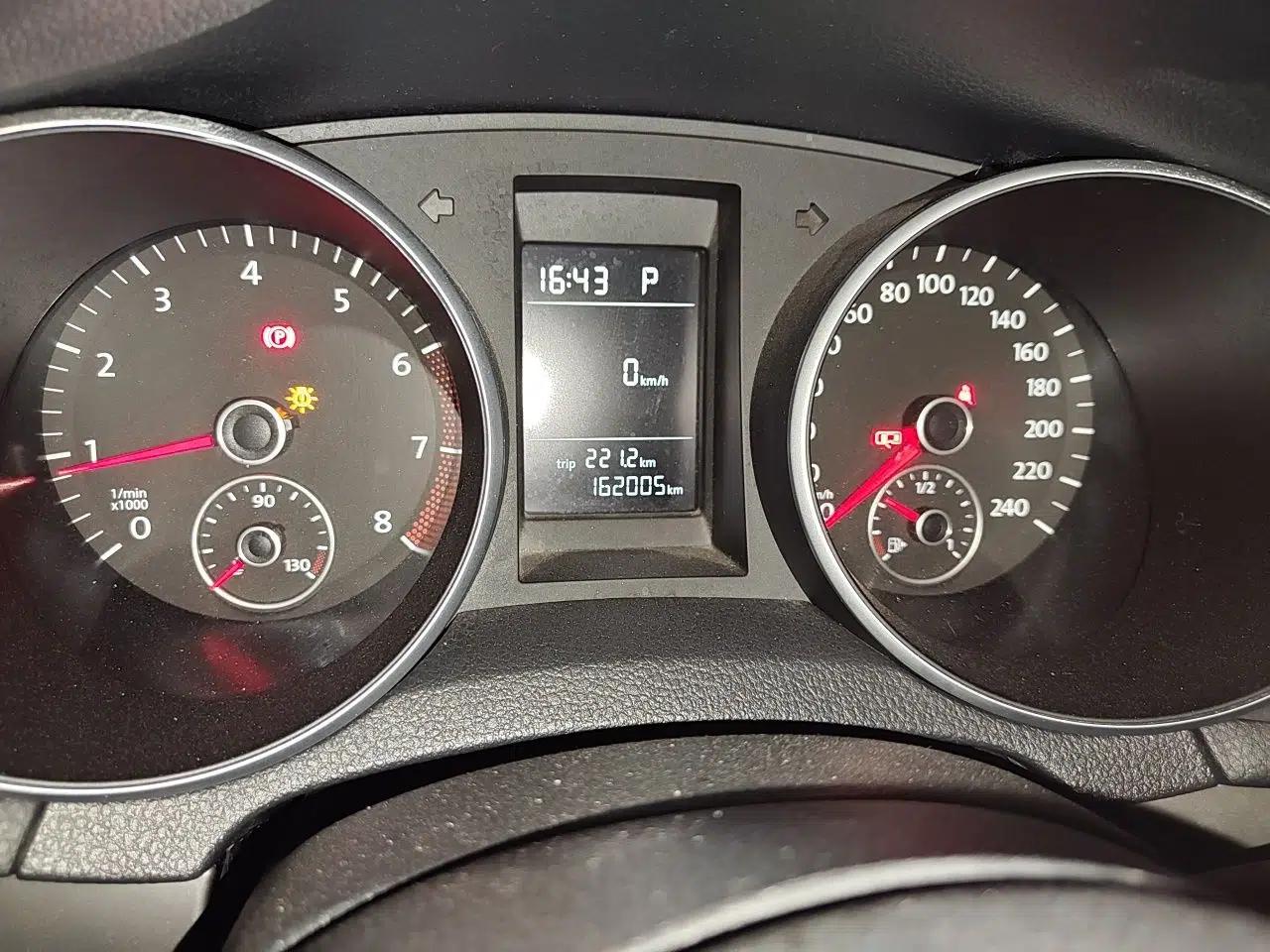Volkswagen Golf 2012 1.6L Automatic Fashion Model — миниатюра 12