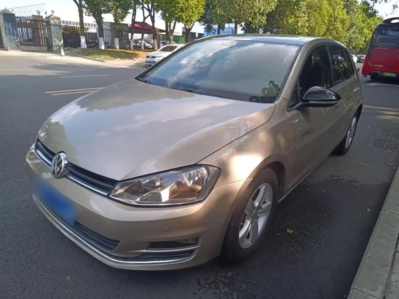 Volkswagen Golf 2017 1.6L Automatic Comfort Million-Vehicle Anniversary Edition — миниатюра 1