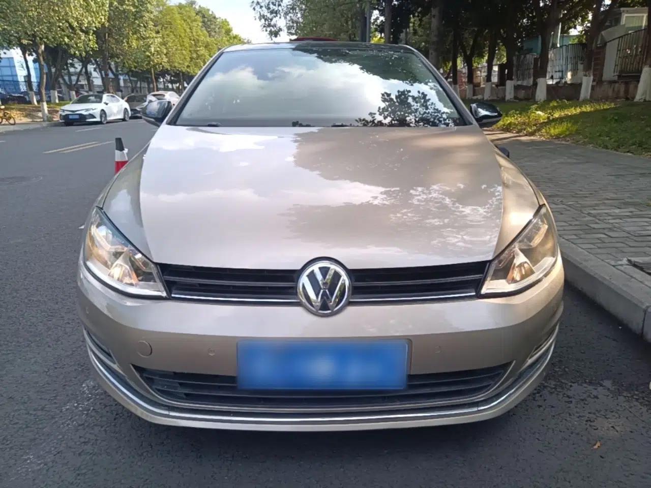 Volkswagen Golf 2017 1.6L Automatic Comfort Million-Vehicle Anniversary Edition — миниатюра 2