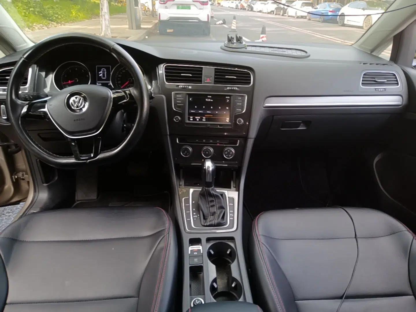 Volkswagen Golf 2017 1.6L Automatic Comfort Million-Vehicle Anniversary Edition — миниатюра 12