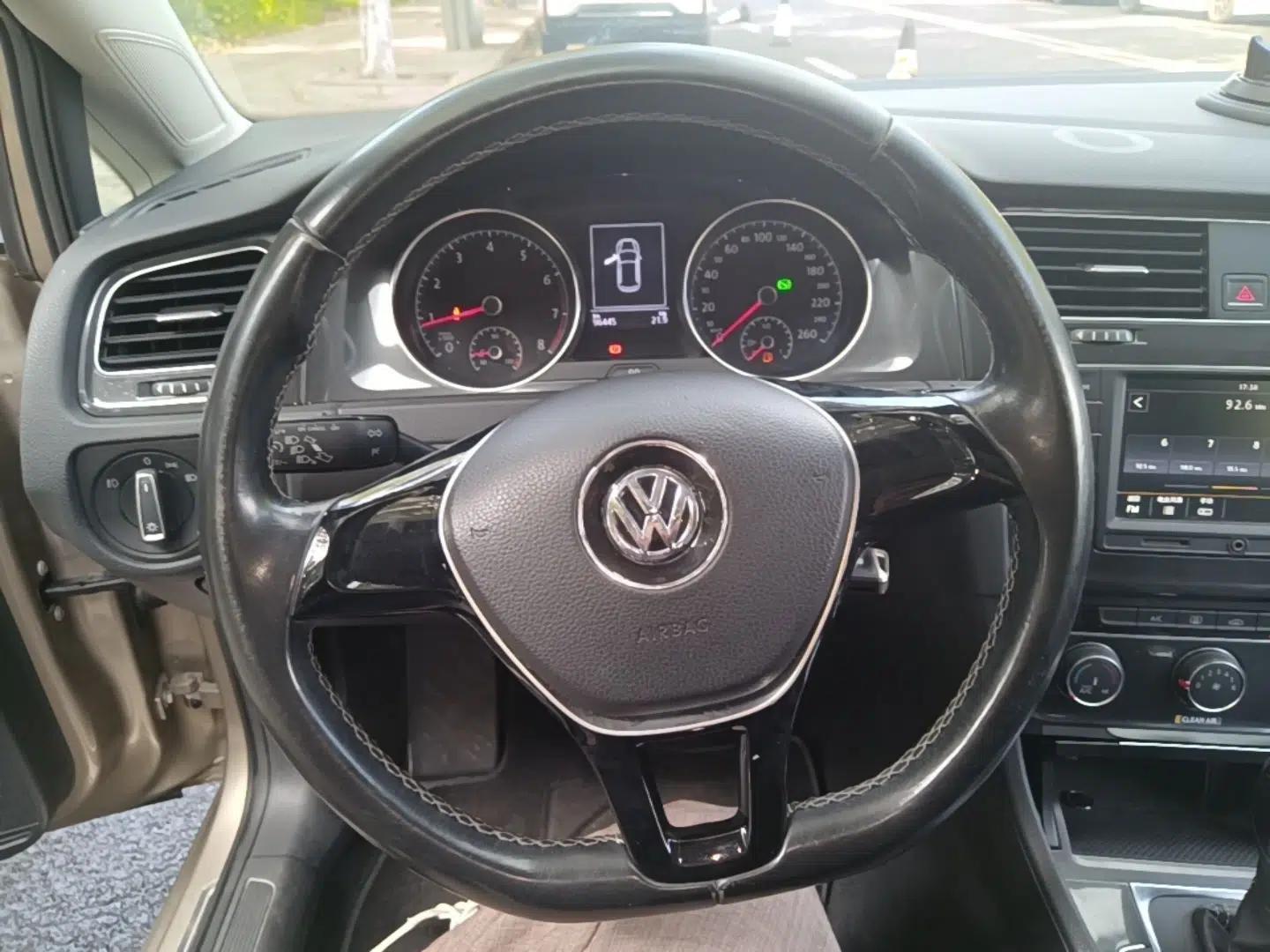 Volkswagen Golf 2017 1.6L Automatic Comfort Million-Vehicle Anniversary Edition — миниатюра 13